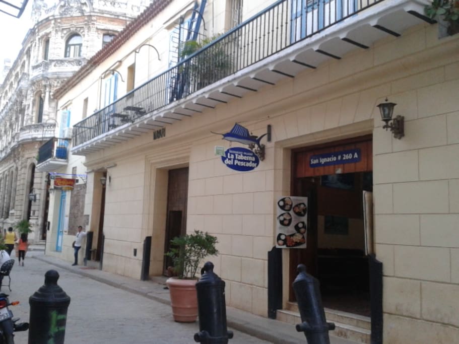 Building entrance is the middle gate - Entrada por la puerta del medio
