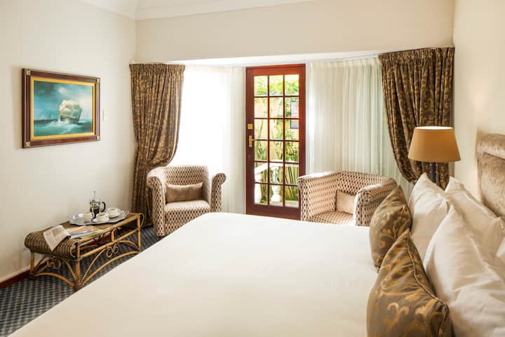The Maritime room has a King size bed, en-suite bath, shower, hand basin and toilet
