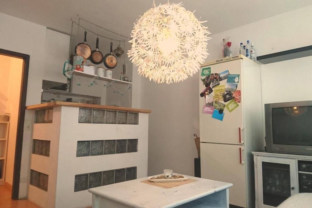 Wohnzimmer mit offener Küche