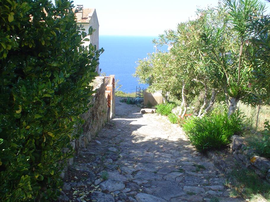 la discesa alla casa