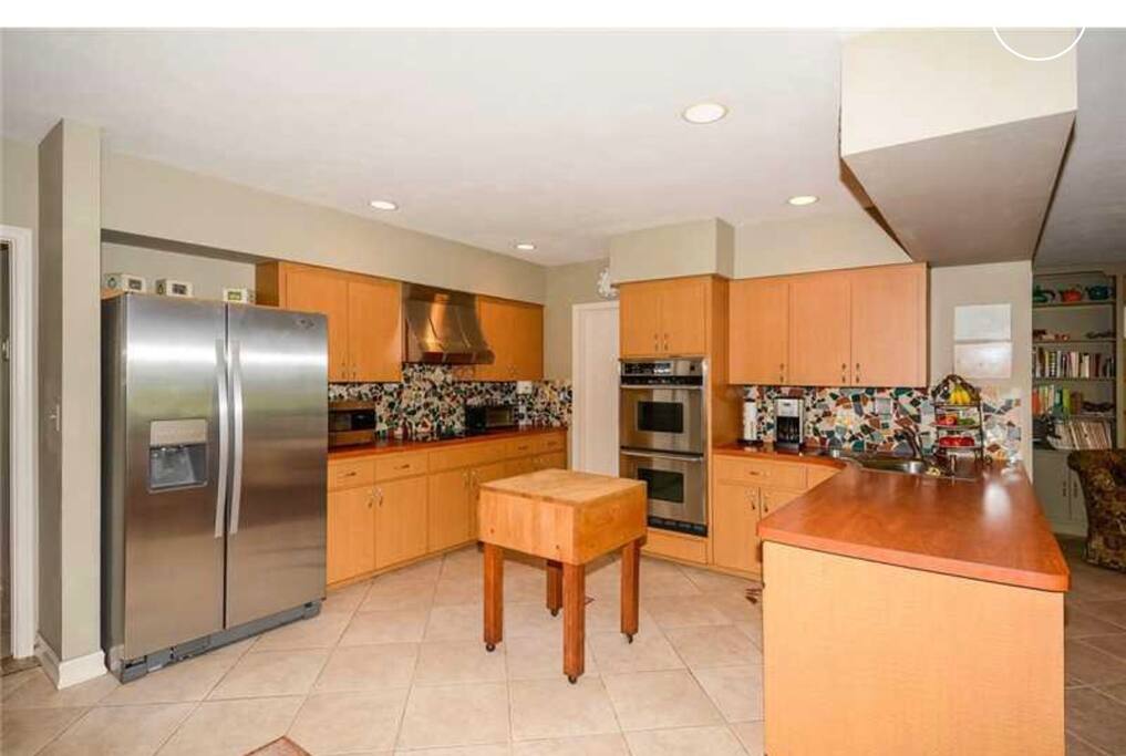 Kitchen with double oven and nice eating area