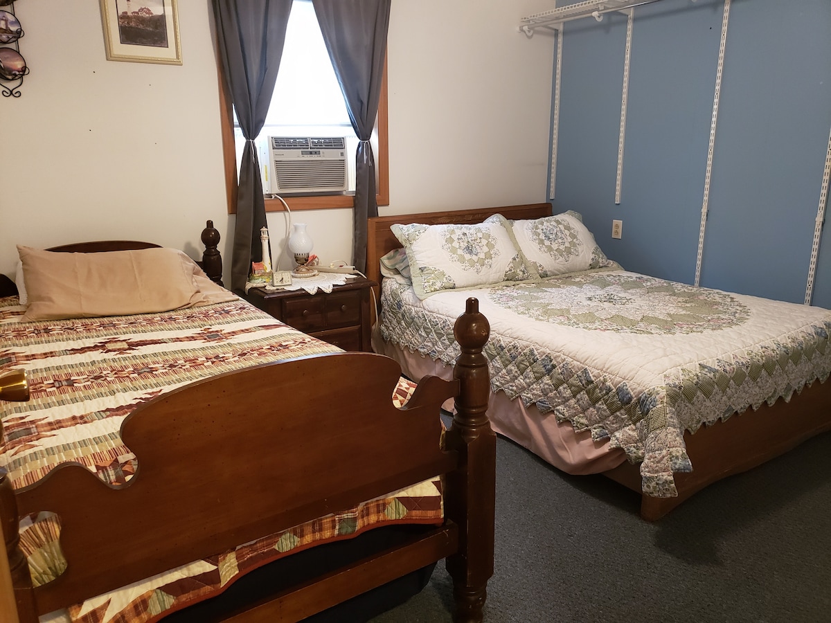 Dhoma e gjumit 1, ka krevat tek dhe dopio