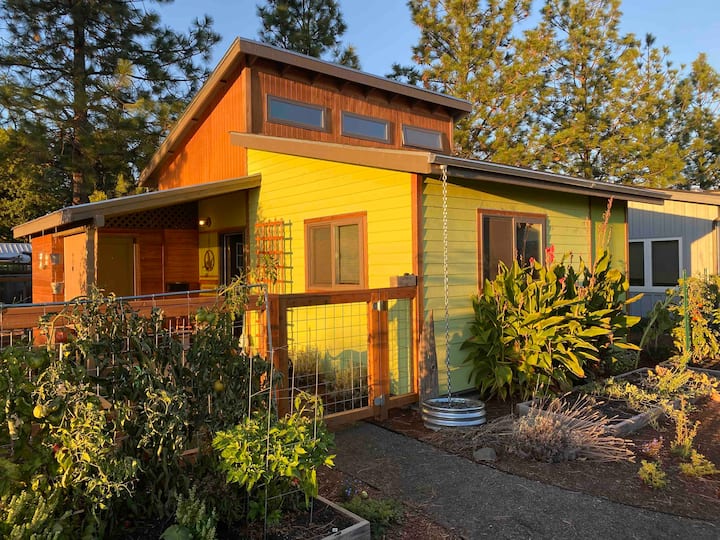 Unique Tiny House in the Whit at Emerald Village Tiny houses for Rent