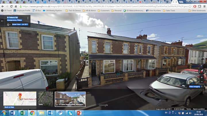 Spacious 2 bedroom house with loft room and garden