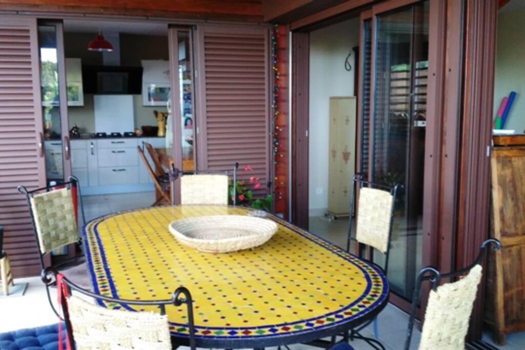 Grande terrasse vue piscine et montagne