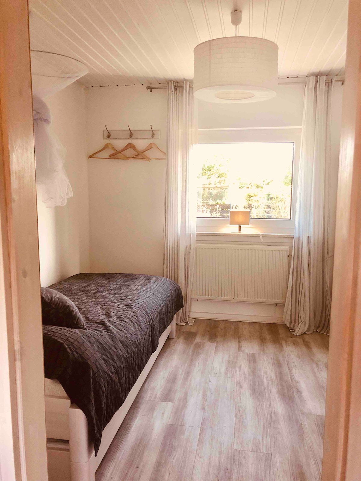 Втората спалня е оборудвана точно като 1 - ва, със стол, маса, рафт, гардероб и огледало и със същите функции на двете двуетажни легла, както е описано в първата спалня. 
