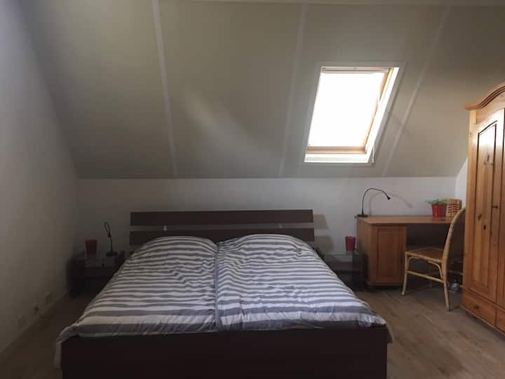 por supuesto, una cama doble con colchones finos y el lugar de trabajo que no falta para los trabajadores debajo de nosotros.