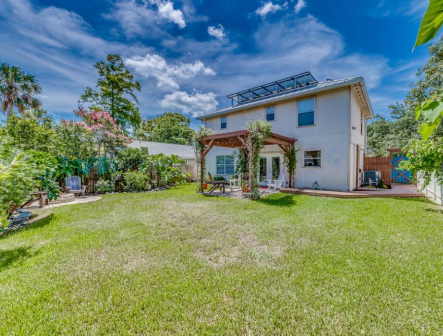 Yard is cut every 2 weeks, backyard open and available for small gatherings