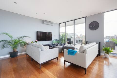 Top performing Airbnb: Penthouse luxury with views for your Sydney break in Waterloo