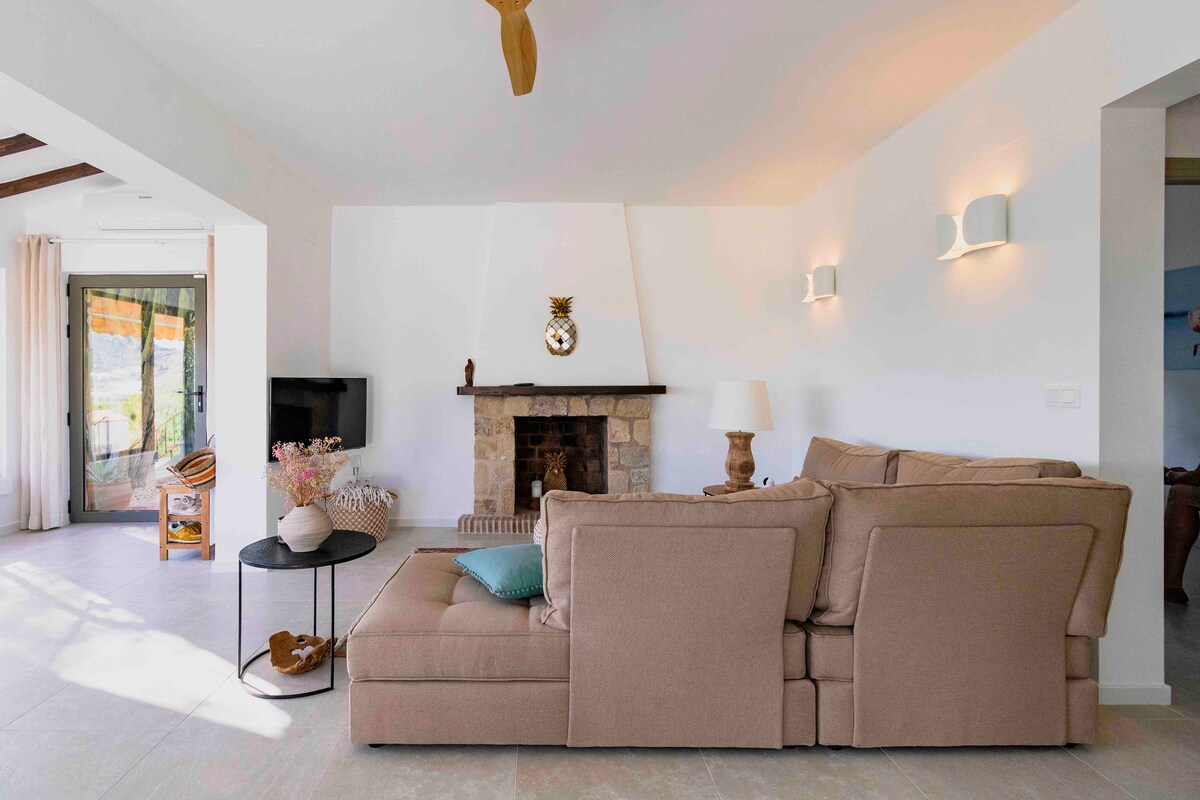 Successful Airbnb property: Beautiful villa overlooking El Portet Bay in Teulada