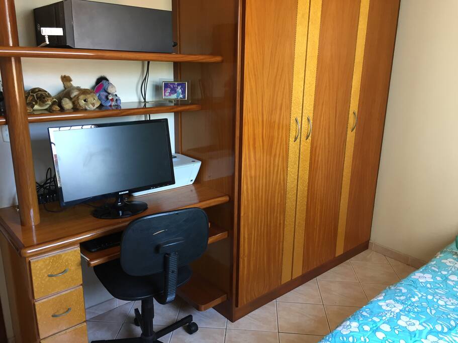 Detalhe do quarto de solteiro com a TV.