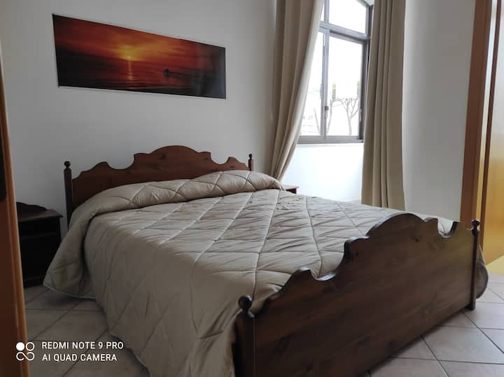 חדר שינה עם חדר שירותים צמוד 