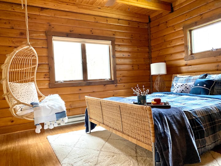 Slaapkamer op de begane grond #1 met een queensize bed.