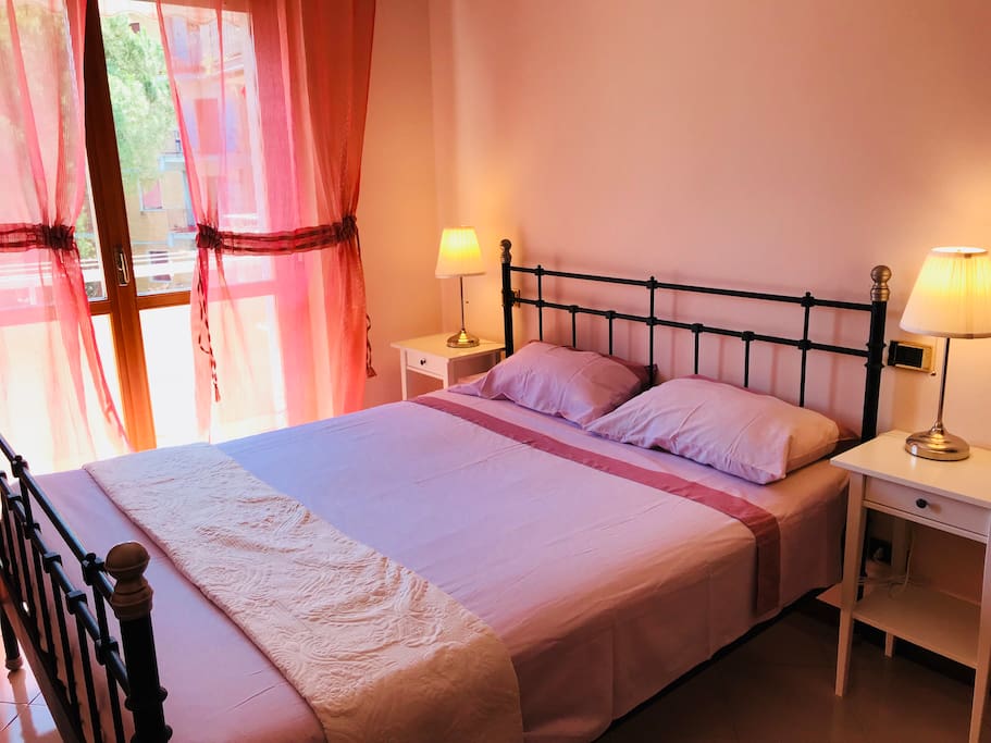 Room 2 (1 king size bed)