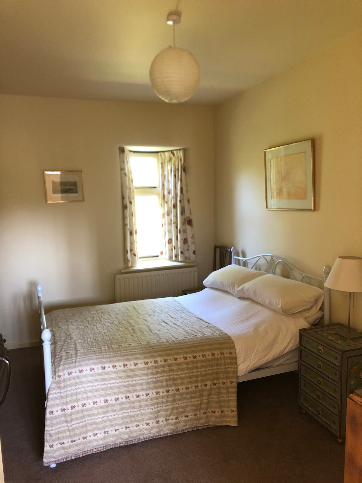 ห้องนอนตั้งอยู่นอกห้องโถง