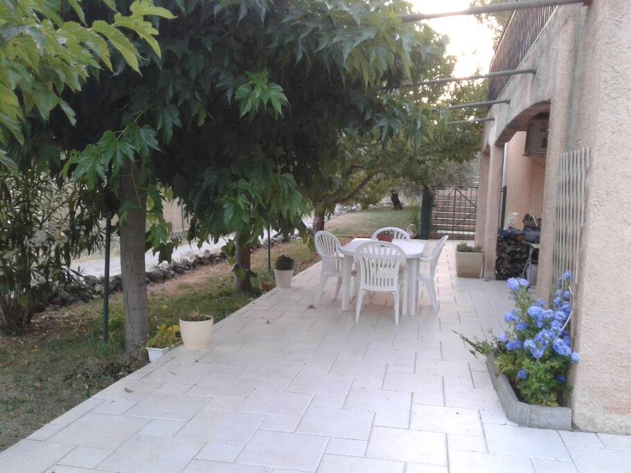 devant la pièce à vivre