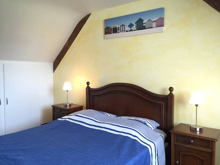 חדר שינה עם מיטה זוגית