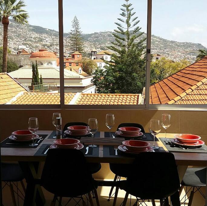Salle à manger dans une véranda spacieuse et aérée / Dining room in a spacious veranda