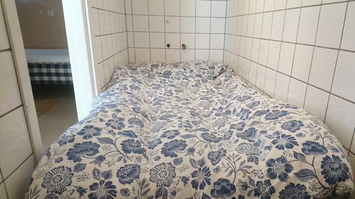 En un escondite, hay una cama de tienda de campaña de 80 cm.