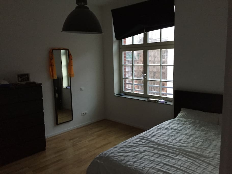 Schlafzimmer mit 140er Bett / Bedroom with queen size bed
