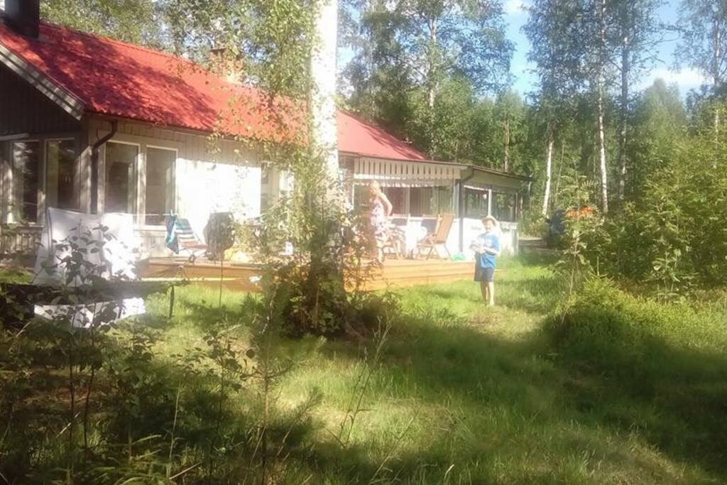 Stor altan med utemöbler