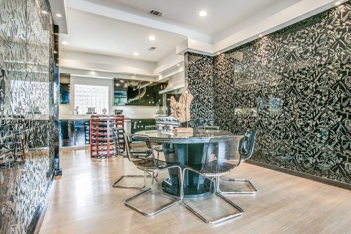 The Best Dallas Has To Offer. Heated Pool/Spa! gallery image 5