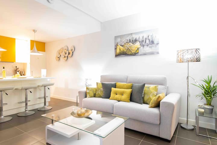 可供2人使用的沙发床和厨房景观 