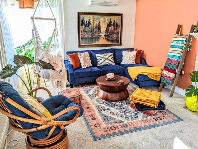 Sunstone House – Stylish 2 BR – Best Part of Town gallery image 5