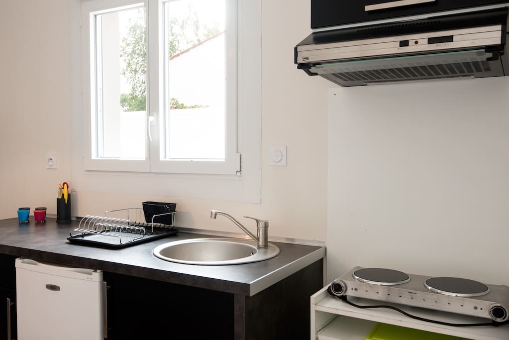 Cuisine équipée : plaques électriques, hotte, micro ondes et frigidaire