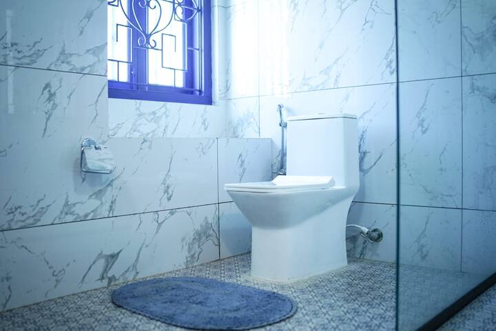 Full bathroom 1 image 1
