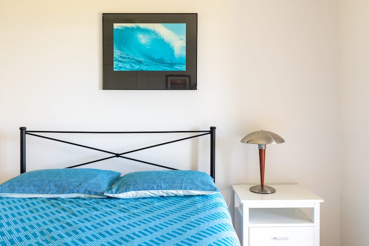 第二间卧室配有标准双人床和床头柜