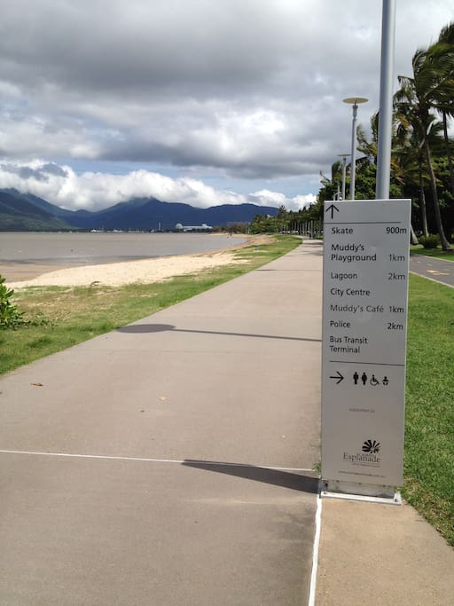 2 km to Lagoon, night markets, restaurants, cafes.