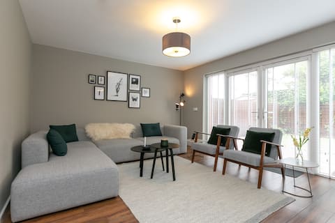 Top Airbnb: The Perfect Stay Belfast - easy transport links in Titanic