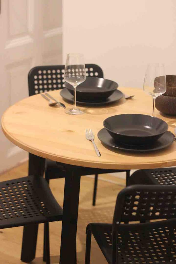 تُظهر هذه الصورة أدوات المائدة المخزنة في المطبخ، وبالطبع لن يتم تعيينها عند وصولك