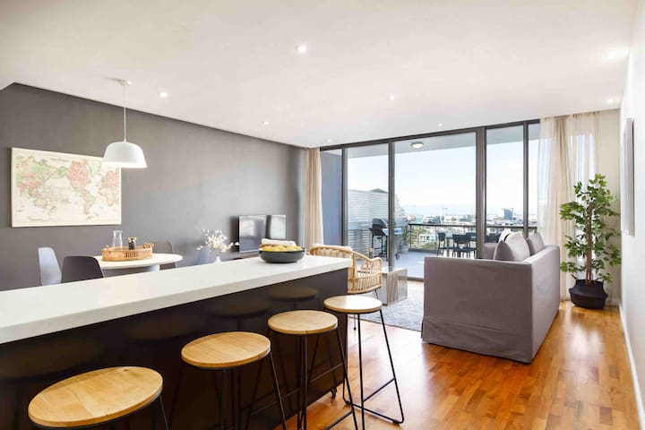 Magnificent 3 Bed. Large Balcony and views to V&A gallery image 2