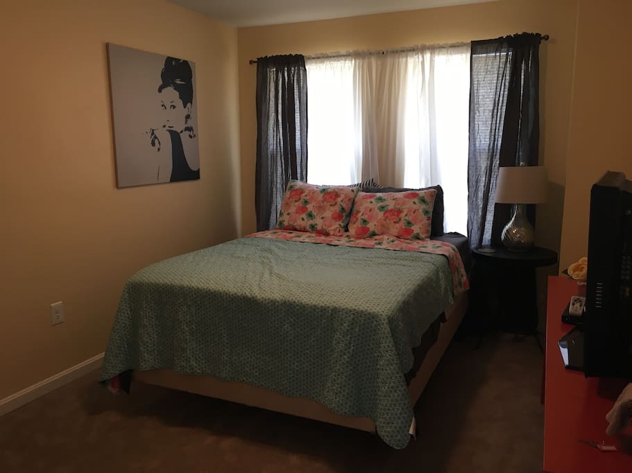 Queen size bed with cable in room