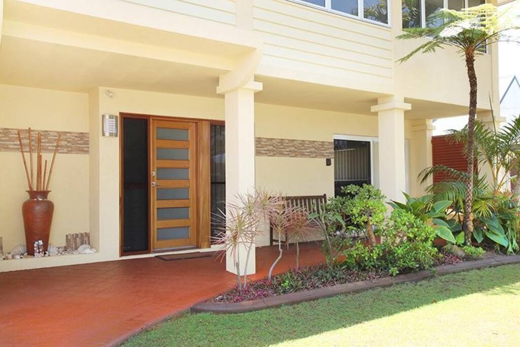 Entry and key box to the right