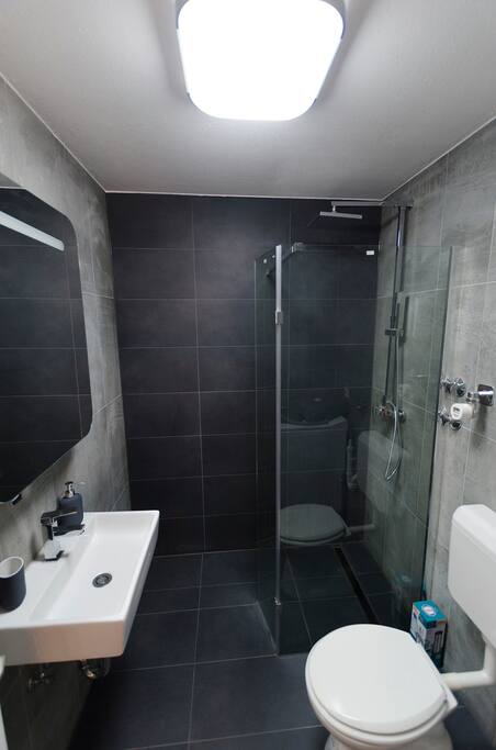 Badezimmer mit Waschmaschine