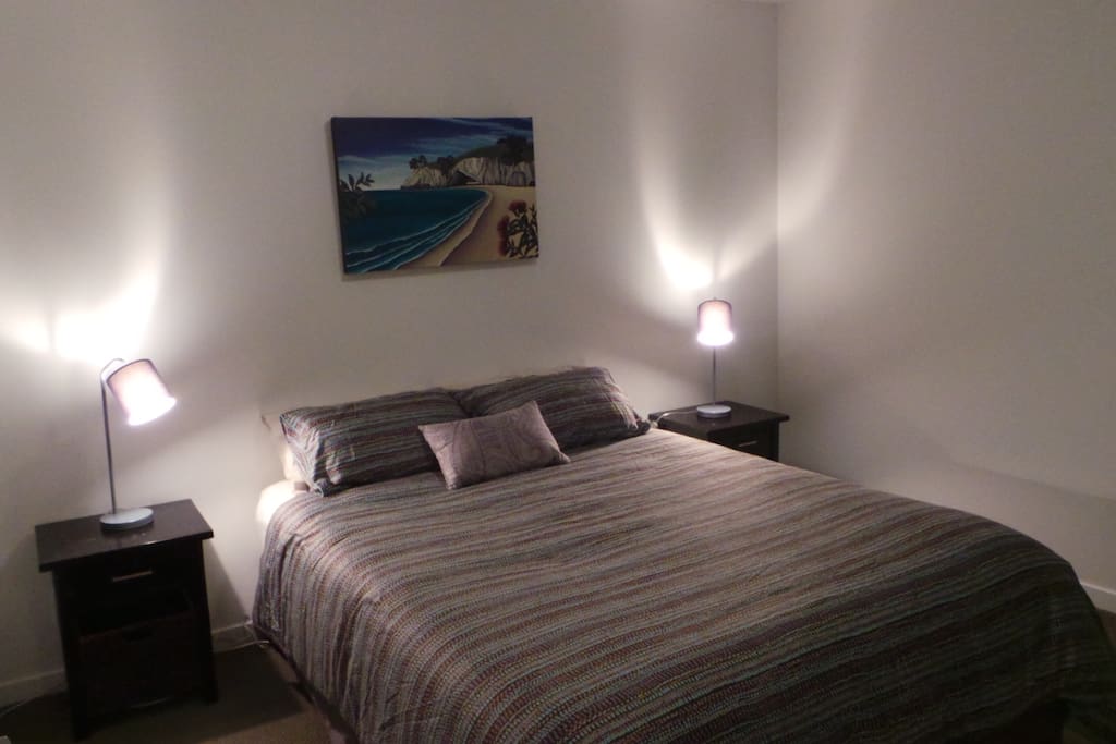 Guest Bedroom (appr 3.5 x 3.5 m)