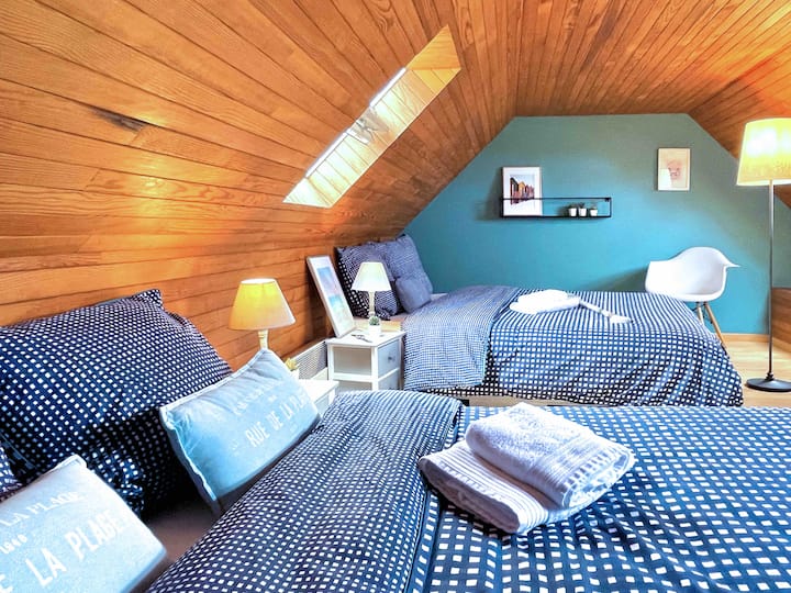 Podkrovná izba s dvoma 1,40m lôžkami a výhľadom na more
(Podkrovná spálňa s dvoma manželskými posteľami)