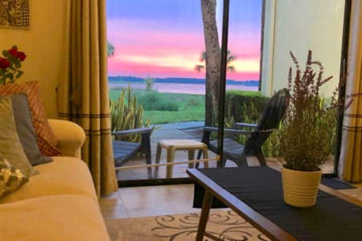 湖上每日日落和迪士尼烟花