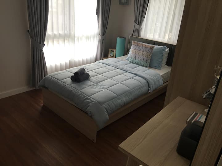 Dhomë gjumi për fëmijë me mobilim të plotë.