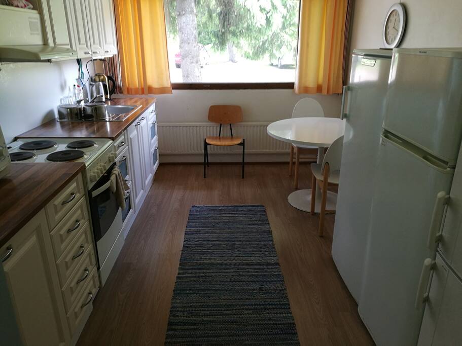 Iso keittiö 4:lle huoneelle, omaa jääkaappitilaa
