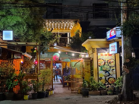 The host is a Korean couple, and there is a Korean restaurant on the first floor, and it is 6 minutes from Khaosan, and it is close to the royal palace.