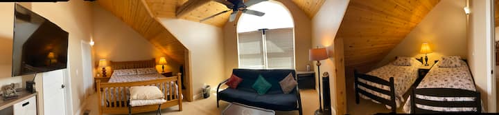 إطلالة بانورامية على غرفة النوم العلوية المعروفة أيضًا باسم عش النسر 