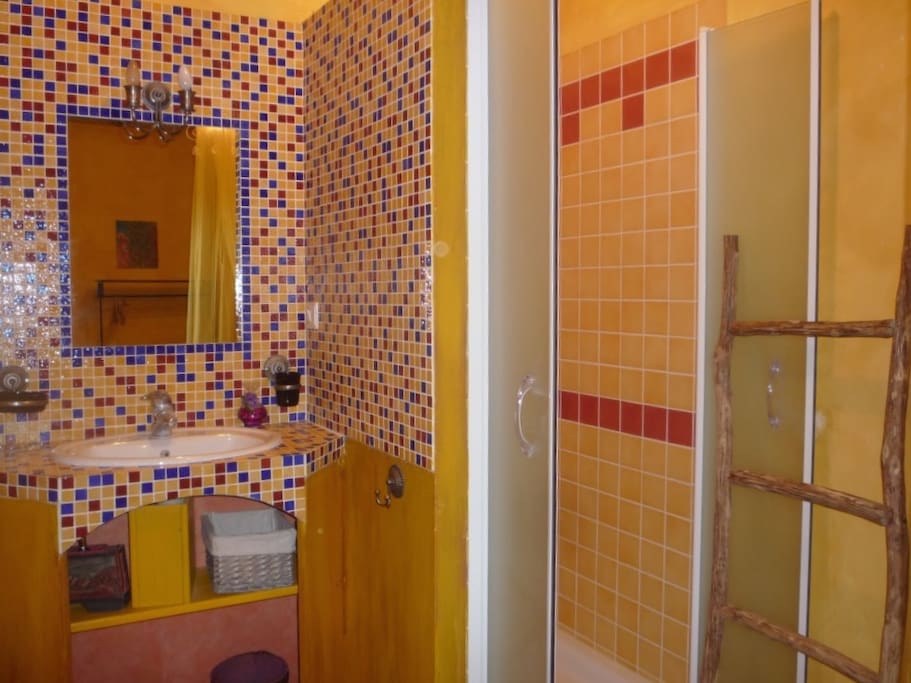 La salle de bain attenante