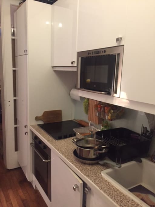 Cuisine equipée avec lave linge, seche linge, four micro onde, frigo et congelateur