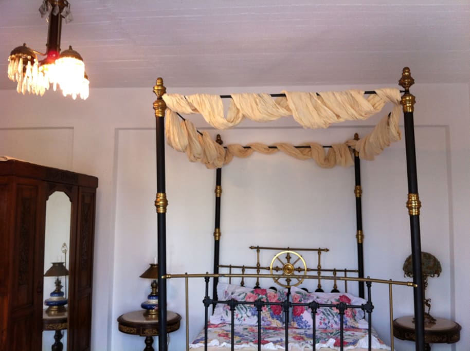 Four poster king size canopy bed