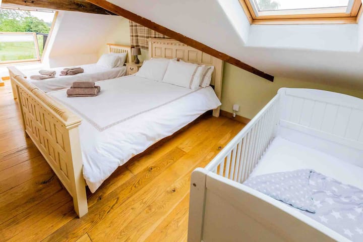 Das Hauptschlafzimmer verfügt über ein Kingsize-Bett und ein Babybett in voller Größe. Der Velux-Balkon beeindruckte die Gäste immer, zeigt die schöne Aussicht.