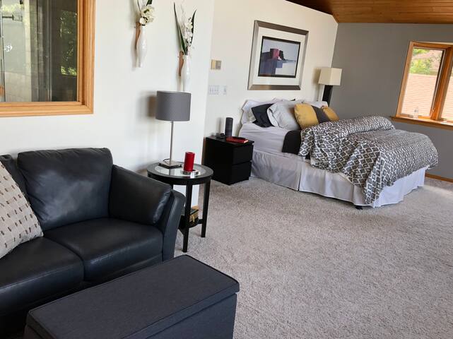 Lake Minnetonka Paradise – Entire Home gallery image 2